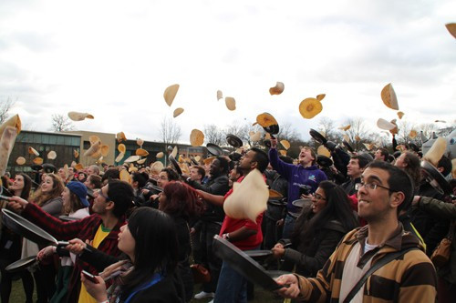 Vào 2/2012, 890 sinh viên của trường Sheffield đã phá vỡ kỷ lục nhiều người tung bánh nhất thế giới cùng một lúc. Mỗi sinh viên sẽ cầm một cái chảo, trên cái chảo là một chiếc bánh và nhiệm vụ của họ là tập trung trước một khoảng sân rộng rồi cùng nhau chơi trò tung hứng. Đã có 40 người bị loại vì làm rơi bánh trên chảo. Điều đặc biệt là sau sự kiện này những chiếc bánh sẽ được gom lại để tặng người vô gia cư Bài viết: http://news.zing.vn/Nhung-ky-luc-ky-quac-cua-sinh-vien-the-gioi-post359281.html#home_cate.tinmoi Nguồn Zing News 