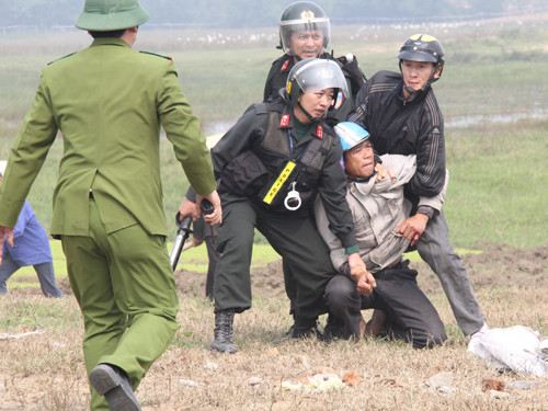 Nhiều đối tượng manh động bị lực lược công an bắt giữ. Ảnh: Minh Thùy 