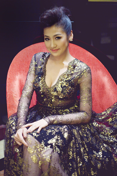 Bộ đầm với đường xẻ vừa phải ở phần ngực giúp Tú Anh khoe được một phần khuôn ngực đầy đặn