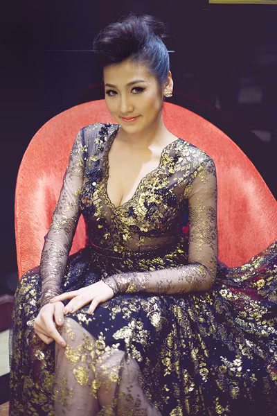 Bộ đầm với đường xẻ vừa phải ở phần ngực giúp Tú Anh khoe được một phần khuôn ngực đầy đặn