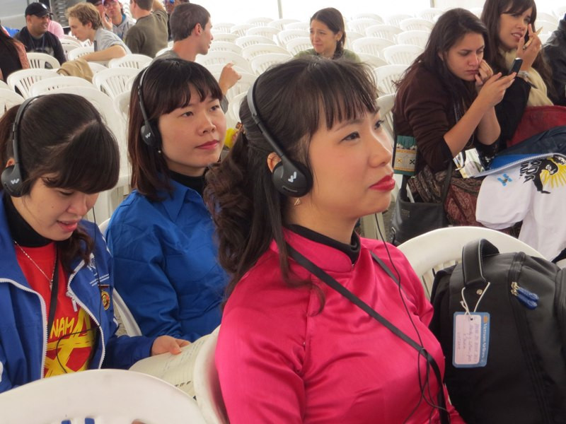 diễn giả Việt Nam Phạm Thị Thanh Thủy áo dài đỏ