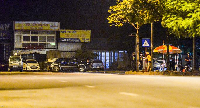 An ninh được thắt chặt tại khu vực quanh khách sạn JW Marriott. CLIP: Dàn xe đặc chủng của mật vụ Mỹ tháp tùng Phó Tổng thống Kamala Harris tại Hà Nội - Ảnh 6.