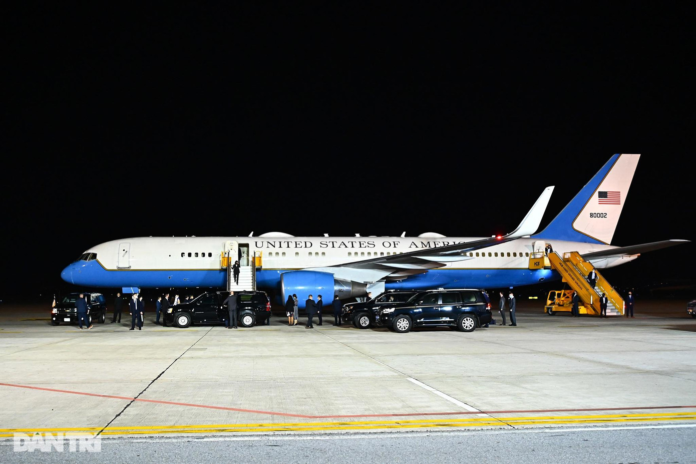 Hình ảnh những chiếc xe đặc chủng Suburban hầm hố của Mỹ bên chiếc Không lực 2 (Air Force 2) chuyên chở Phó Tổng thống Mỹ Kamala Harris. Hình ảnh những chiếc xe đặc chủng Suburban hầm hố của Mỹ bên chiếc Không lực 2 (Air Force 2) chuyên chở Phó Tổng thống Mỹ Kamala Harris.