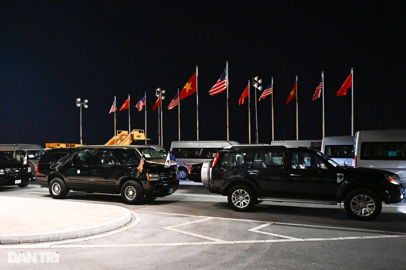 Trước đó, tối 24/8, đoàn xe cũng đã có mặt trước khoảng 4 tiếng tại sân bay Nội Bài để chờ đón chuyến bay của Phó Tổng thống Mỹ hạ cánh. Trước đó, tối 24/8, đoàn xe cũng đã có mặt trước khoảng 4 tiếng tại sân bay Nội Bài để chờ đón chuyến bay của Phó Tổng thống Mỹ hạ cánh.