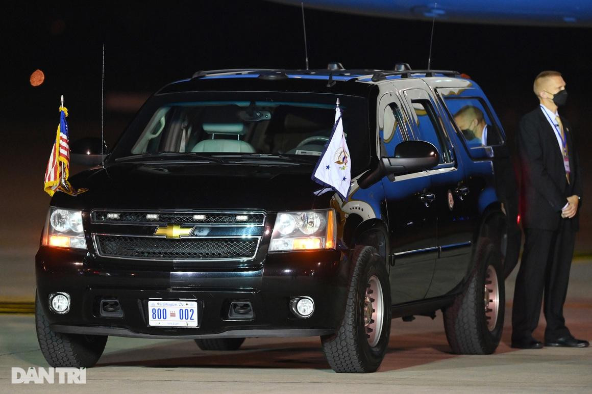 Đặc vụ Mỹ bảo vệ nghiêm ngặt hai chiếc xe chuyên chở bà Kamala Harris. Đặc vụ Mỹ bảo vệ nghiêm ngặt hai chiếc xe chuyên chở bà Kamala Harris.