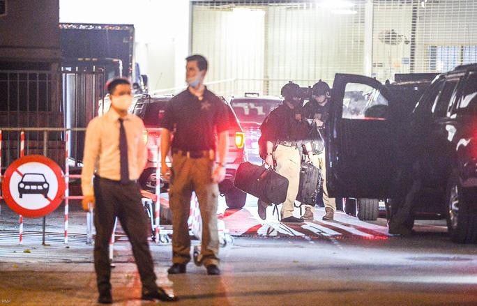 Các mật vụ Mỹ di chuyển đồ xuống xe. CLIP: Dàn xe đặc chủng của mật vụ Mỹ tháp tùng Phó Tổng thống Kamala Harris tại Hà Nội - Ảnh 13.