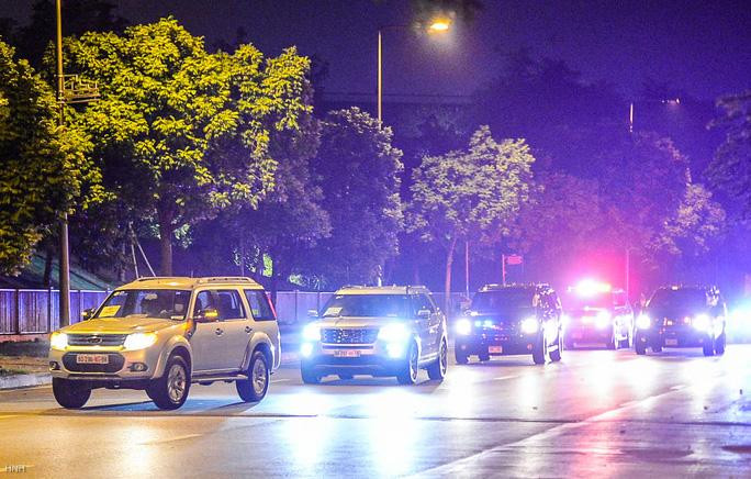 Đoàn xe hộ tống di chuyển trên đường phố Hà Nội. CLIP: Dàn xe đặc chủng của mật vụ Mỹ tháp tùng Phó Tổng thống Kamala Harris tại Hà Nội - Ảnh 8.