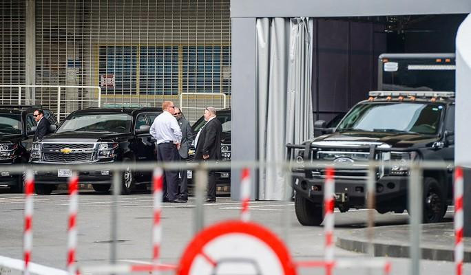 Các mật vụ Mỹ đang trao đổi thông tin. CLIP: Dàn xe đặc chủng của mật vụ Mỹ tháp tùng Phó Tổng thống Kamala Harris tại Hà Nội - Ảnh 3.