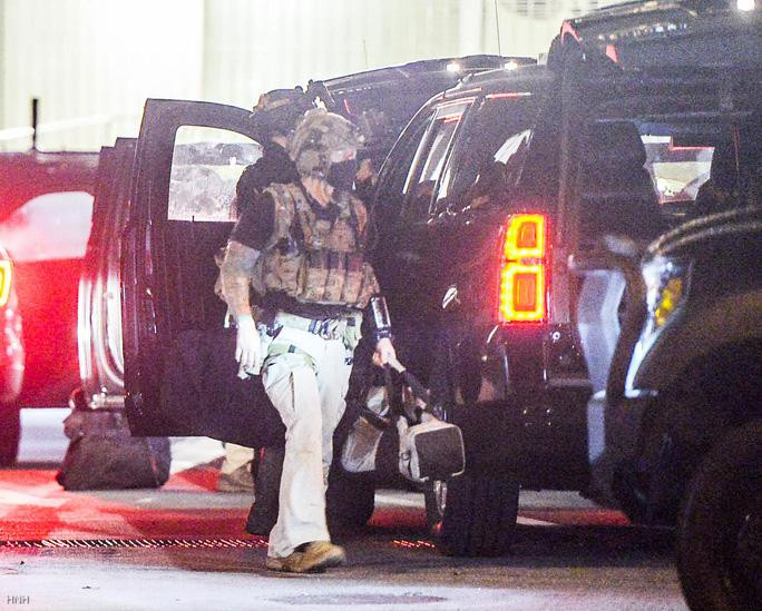 Công tác di chuyển đồ của các mật vụ Mỹ diễn ra nhanh chóng. CLIP: Dàn xe đặc chủng của mật vụ Mỹ tháp tùng Phó Tổng thống Kamala Harris tại Hà Nội - Ảnh 14.