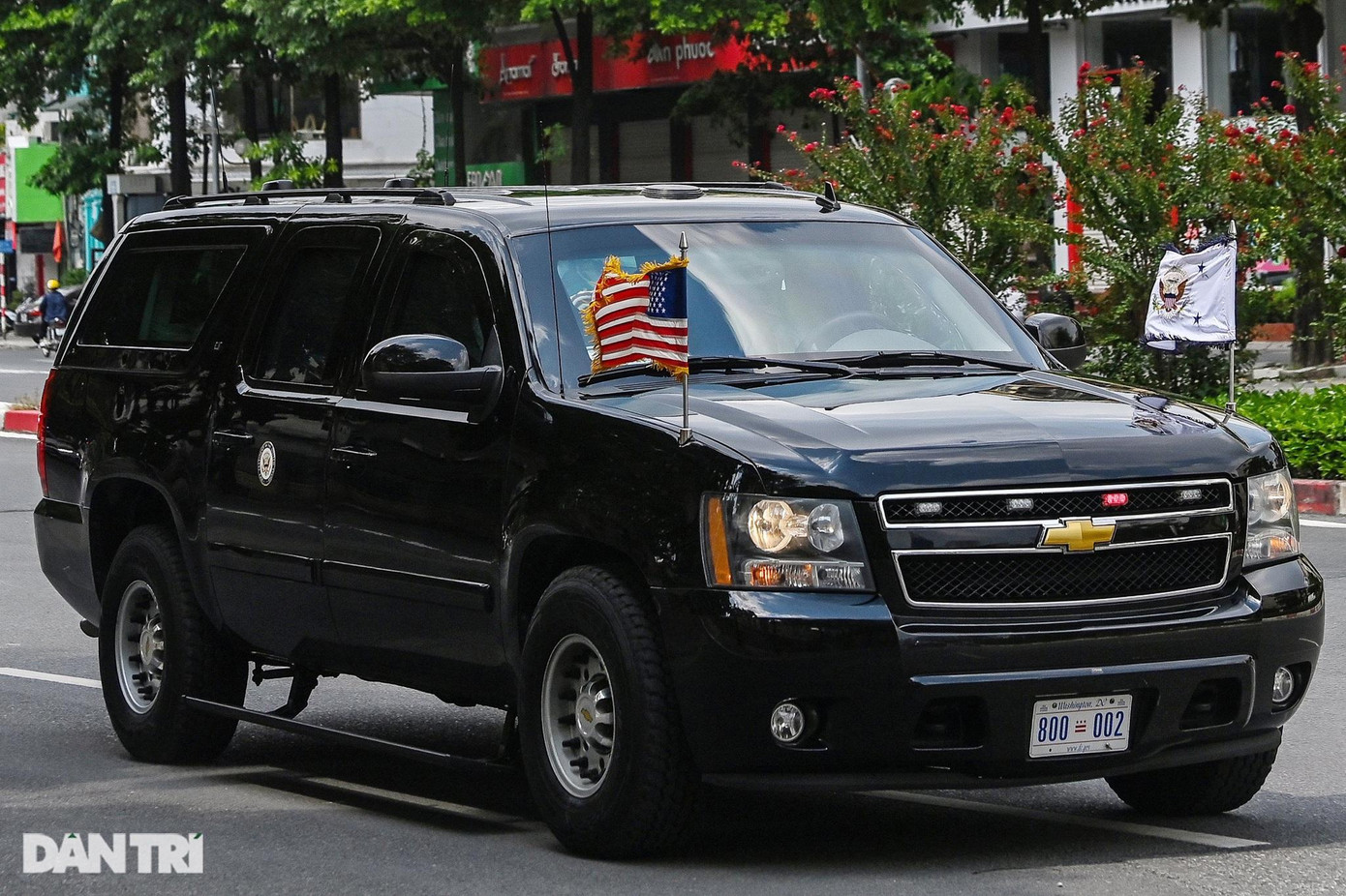 Đây là một trong số những phương tiện được yêu thích nhất của Nhà Trắng (Mỹ). xe có lớp vỏ và kính chống đạn, có khoang cabin kín với nguồn cấp oxy riêng để tránh các cuộc tấn công hóa học tiềm ẩn cùng nhiều tính năng hiện đại khác. Đây là một trong số những phương tiện được yêu thích nhất của Nhà Trắng (Mỹ). xe có lớp vỏ và kính chống đạn, có khoang cabin kín với nguồn cấp oxy riêng để tránh các cuộc tấn công hóa học tiềm ẩn cùng nhiều tính năng hiện đại khác.