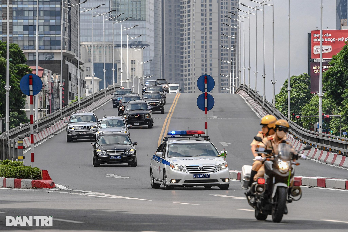 Sáng 25/8, đoàn hơn 20 xe ôtô di chuyển trên đường phố Hà Nội hộ tống Phó Tổng thống Mỹ từ khách sạn JW Marriott vào trong tâm thành phố tham dự các sự kiện trong chuyến thăm chính thức Việt Nam. Sáng 25/8, đoàn hơn 20 xe ôtô di chuyển trên đường phố Hà Nội hộ tống Phó Tổng thống Mỹ từ khách sạn JW Marriott vào trong tâm thành phố tham dự các sự kiện trong chuyến thăm chính thức Việt Nam.