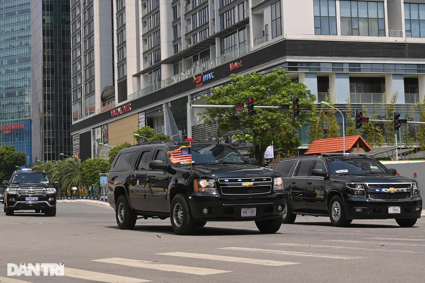 Hộ tống trước, sau và bên sườn là những chiếc Suburban phiên bản nâng cấp hạn chế hơn dành cho các đặc vụ. Phía sau 2 chiếc xe chính chở Phó Tổng thống Kamala Harris là chiếc Land Cruiser chở cảnh vệ của Việt Nam tham gia bảo vệ đoàn xe. Hộ tống trước, sau và bên sườn là những chiếc Suburban phiên bản nâng cấp hạn chế hơn dành cho các đặc vụ. Phía sau 2 chiếc xe chính chở Phó Tổng thống Kamala Harris là chiếc Land Cruiser chở cảnh vệ của Việt Nam tham gia bảo vệ đoàn xe.