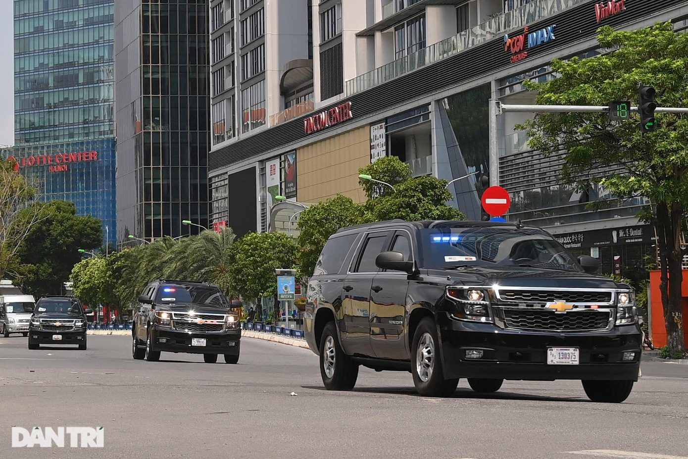 6 chiếc xe Suburban của đặc vụ Mỹ được vận chuyển sang Việt Nam nhiều ngày trước khi chuyến bay của Phó Tổng thống Mỹ hạ cánh tại Nội Bài tối 24/8, đáp ứng nhu cầu đưa đón bà Kamala Harris được thuận tiện và an toàn nhất. 6 chiếc xe Suburban của đặc vụ Mỹ được vận chuyển sang Việt Nam nhiều ngày trước khi chuyến bay của Phó Tổng thống Mỹ hạ cánh tại Nội Bài tối 24/8, đáp ứng nhu cầu đưa đón bà Kamala Harris được thuận tiện và an toàn nhất.