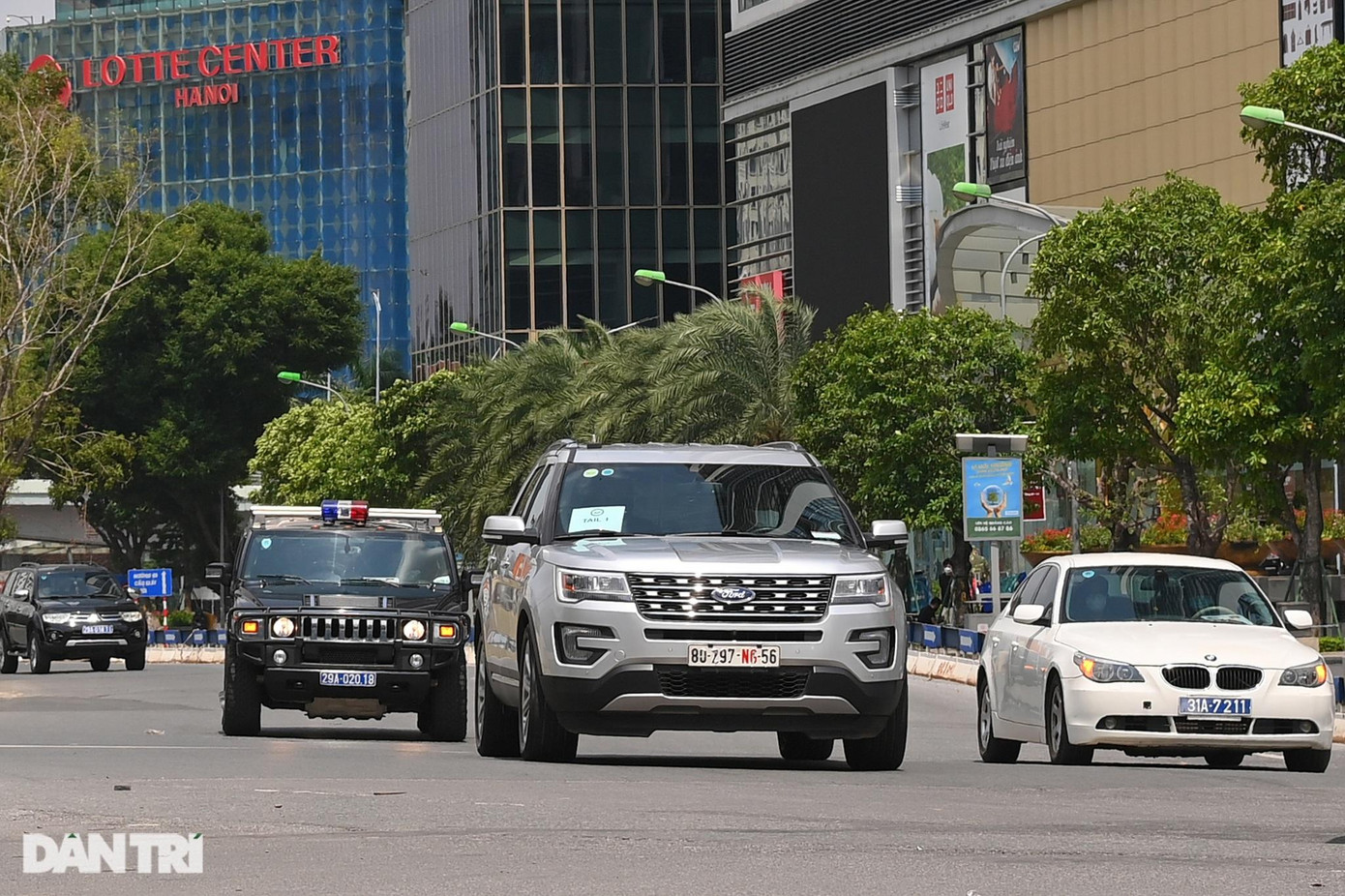 Bên cạnh đó còn nhiều xe ôtô khác chở cảnh vệ, cán bộ ngoại giao Mỹ, nhân viên Nhà Trắng, cánh phóng viên báo chí, xe cứu thương đi theo đoàn. Bên cạnh đó còn nhiều xe ôtô khác chở cảnh vệ, cán bộ ngoại giao Mỹ, nhân viên Nhà Trắng, cánh phóng viên báo chí, xe cứu thương đi theo đoàn.