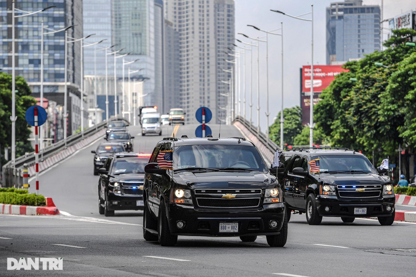 Đáng chú ý nhất là hình ảnh 2 chiếc xe đặc chủng của Mỹ chở nữ Phó Tổng thống có kiểu dáng và biển số giống hệt nhau. Đây là những chiếc Suburban phiên bản thứ 11 hiện đại nhất của hãng Chevrolet (Mỹ) với 3 hàng ghế (đáp ứng tối đa 9 chỗ ngồi), phần nóc xe được nâng cao hơn, thể tích thực khoang chứa lên đến 4.000 lít. Đáng chú ý nhất là hình ảnh 2 chiếc xe đặc chủng của Mỹ chở nữ Phó Tổng thống có kiểu dáng và biển số giống hệt nhau. Đây là những chiếc Suburban phiên bản thứ 11 hiện đại nhất của hãng Chevrolet (Mỹ) với 3 hàng ghế (đáp ứng tối đa 9 chỗ ngồi), phần nóc xe được nâng cao hơn, thể tích thực khoang chứa lên đến 4.000 lít.