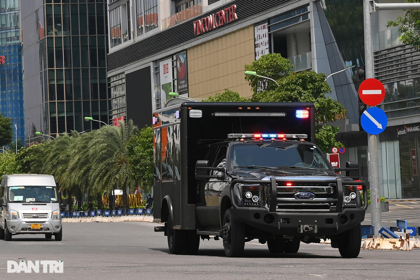 Phía sau những chiếc Suburban là một chiếc xe thùng của hãng Ford được thiết kế đặc biệt để hộ tống đoàn. Phía sau những chiếc Suburban là một chiếc xe thùng của hãng Ford được thiết kế đặc biệt để hộ tống đoàn.