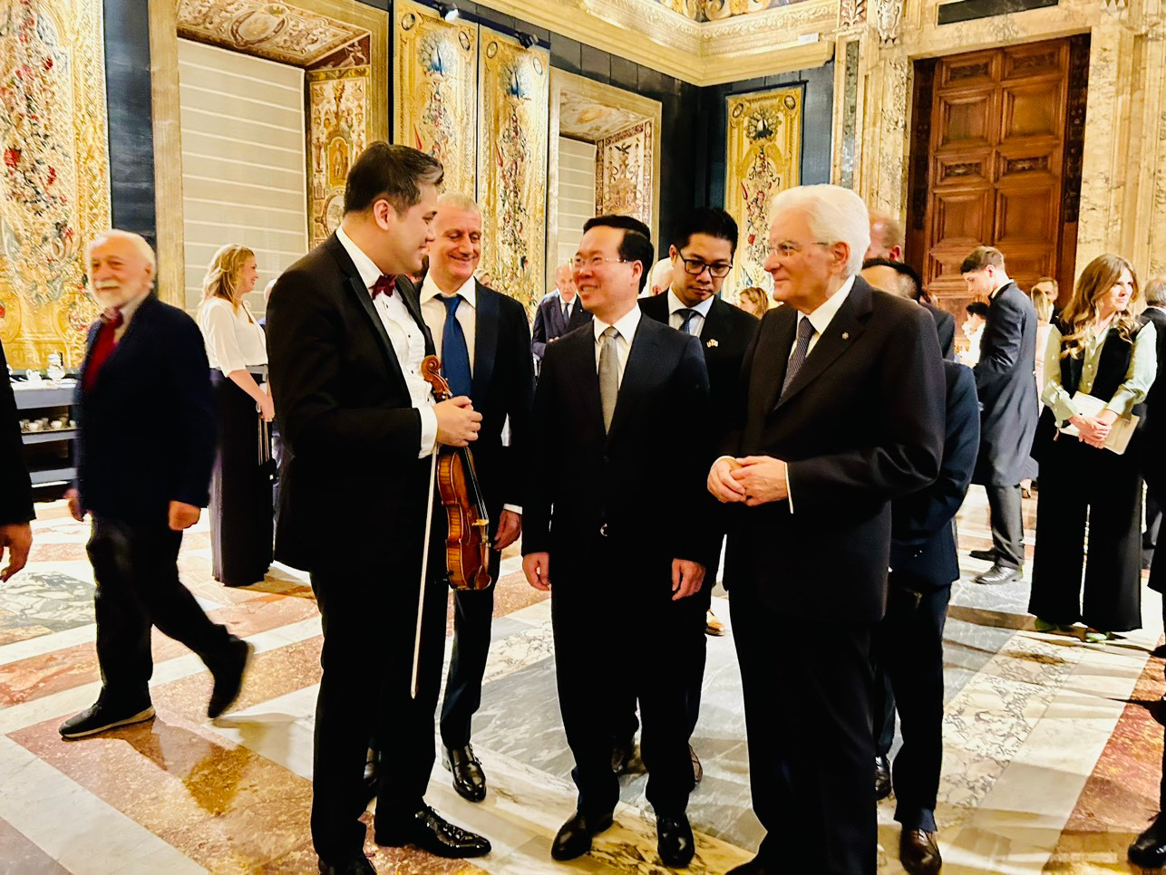 Tổng thống Italia Mattarella và Chủ tịch nước nói chuyện với NS Bùi Công Duy. Tổng thống Italia Mattarella và Chủ tịch nước nói chuyện với NS Bùi Công Duy.
