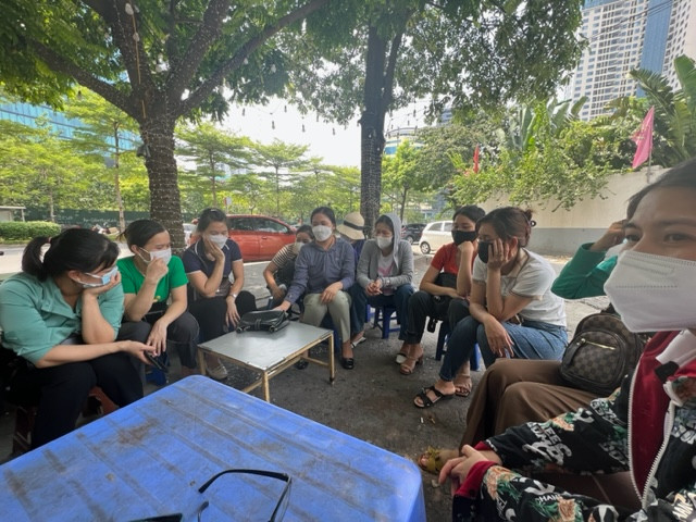 Nhiều giáo viên mầm non hợp đồng lâu năm Phú Thọ khăn gói về Hà Nội gửi tâm thư tới Bộ Nội vụ. Ảnh: N.Q