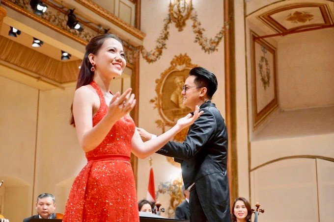 Nhạc trưởng Trần Nhật Mình và ca sĩ Khánh Ngọc biểu diễn tại phòng hòa nhạc Haydn-Saad. Nhạc trưởng Trần Nhật Mình và ca sĩ Khánh Ngọc biểu diễn tại phòng hòa nhạc Haydn-Saad.