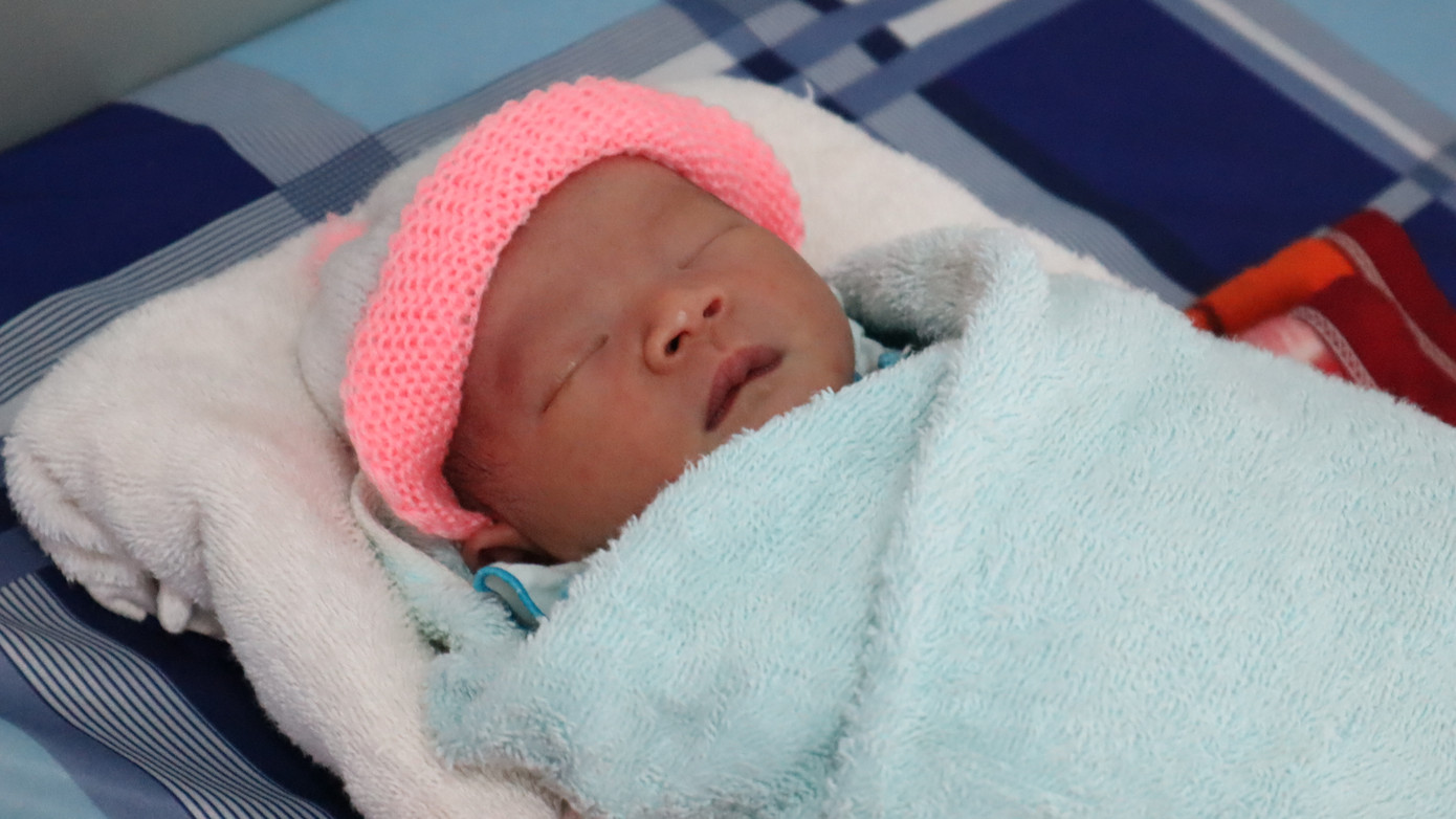 Bé sơ sinh vừa cắt dây rốn bị bỏ rơi bên lề đường ảnh 1