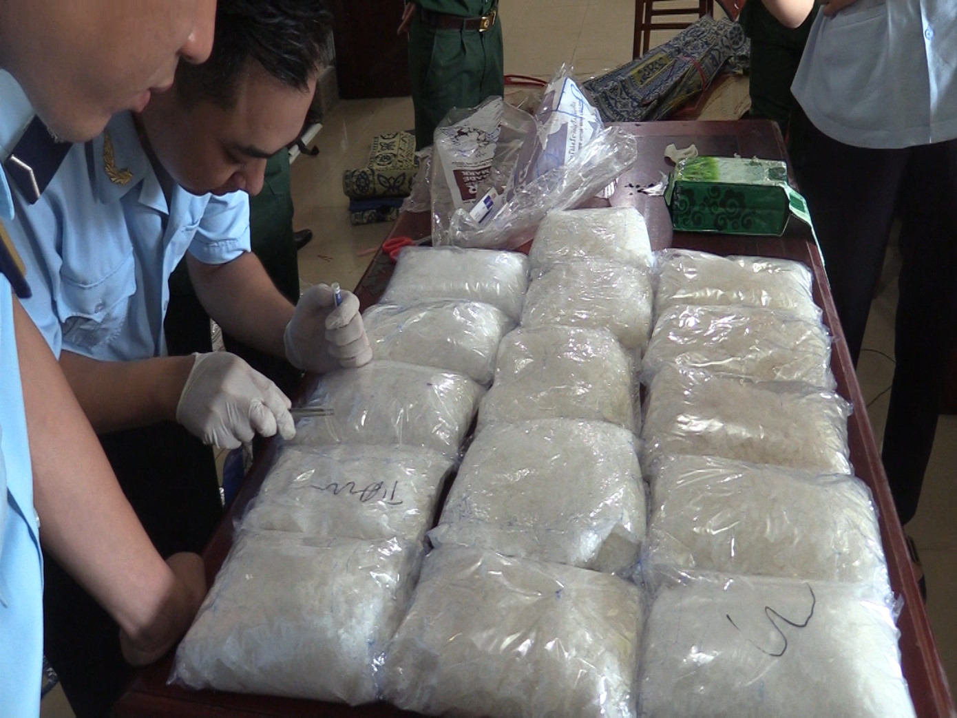 Phát hiện hơn 15kg ma túy đá trên xe khách ảnh 2