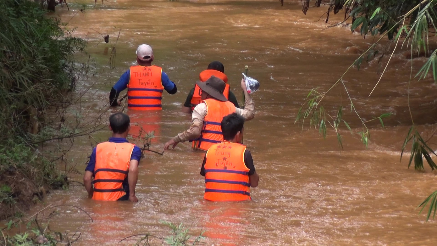 Bình Phước: Tìm thấy thi thể cháu bé 10 tuổi bị nước lũ cuốn trôi ảnh 3