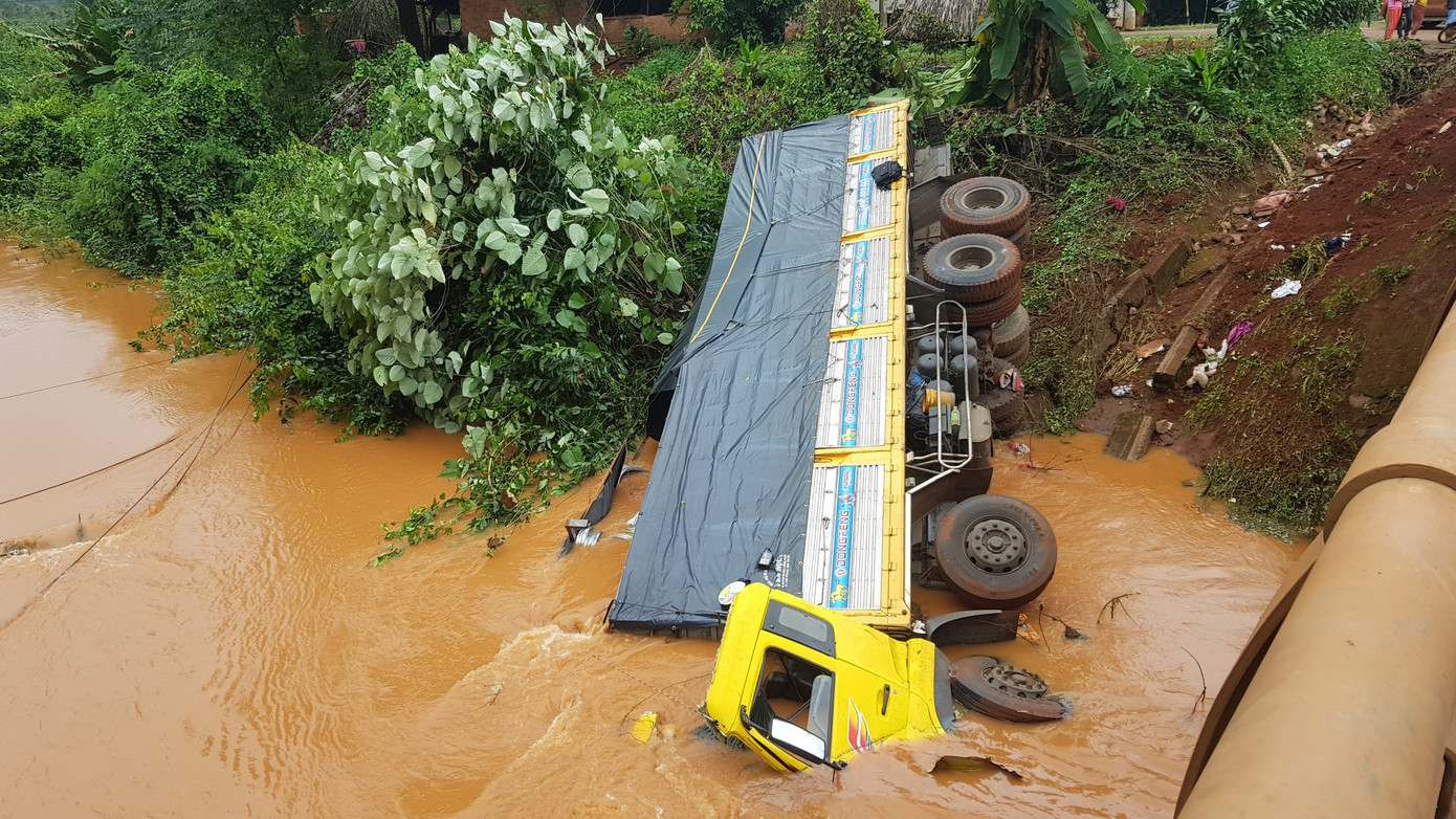 Xe tải lao xuống suối, tài xế may mắn thoát chết ảnh 2