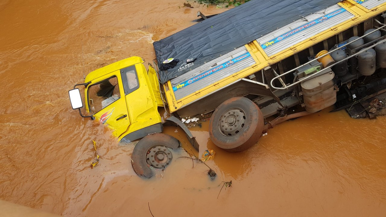 Xe tải lao xuống suối, tài xế may mắn thoát chết ảnh 3