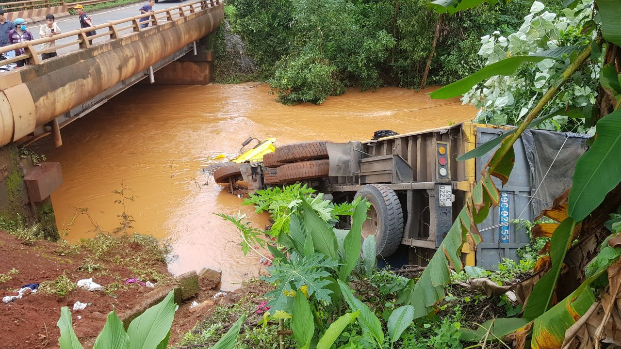 Xe tải lao xuống suối, tài xế may mắn thoát chết ảnh 1