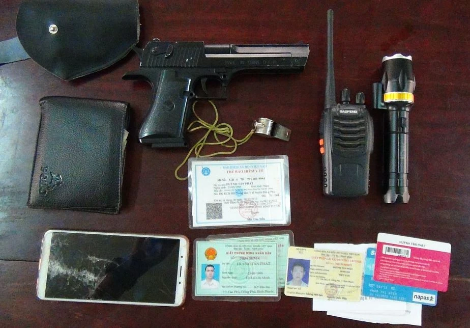 Đóng giả cảnh sát giao thông chặn xe cưỡng đoạt tiền của người đi đường ảnh 2