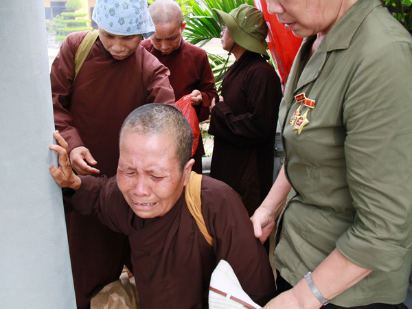 Một ni sư – Cựu TNXP tại Ga Gôi khóc thương đồng đội.. Một ni sư – Cựu TNXP tại Ga Gôi khóc thương đồng đội.