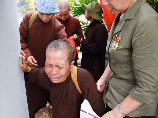 Một ni sư – Cựu TNXP tại Ga Gôi khóc thương đồng đội.. Một ni sư – Cựu TNXP tại Ga Gôi khóc thương đồng đội.