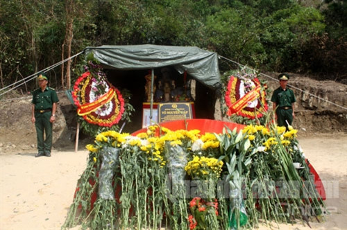 Những bó hoa tươi liên tục được người dân mang lên viếng Đại tướng