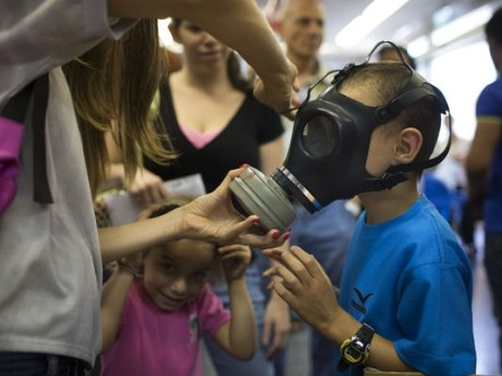 Cuộc khủng hoảng Syria khiến người Israel cũng lo lắng. Người dân nước này đã sẵn sàng mặt nạ chống khí độc trước nguy cơ các cuộc tấn công 