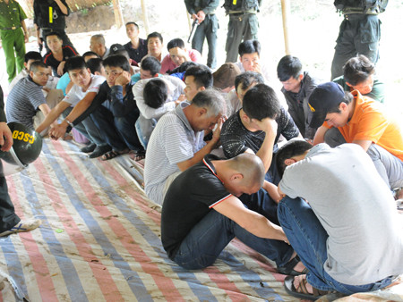 Các con bạc bị bắt tại chỗ. Ảnh: T.N