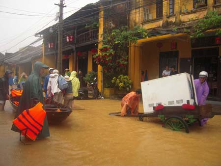 Phố cổ Hội An bì bõm trong nước