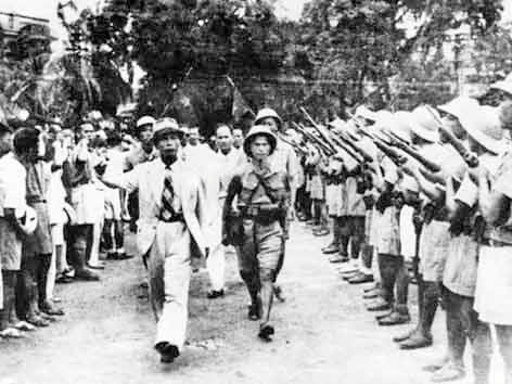 Cách mạng Tháng Tám thành công, ngày 26/8/1945, Tư lệnh Việt Nam Giải phóng quân Võ Nguyên Giáp duyệt binh lần đầu ở Hà Nội ngay sau khi giành được chính quyền về tay nhân dân