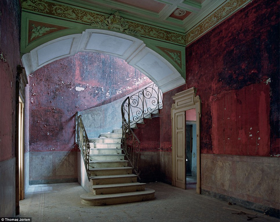 Xung quanh cầu thang được sơm màu đỏ