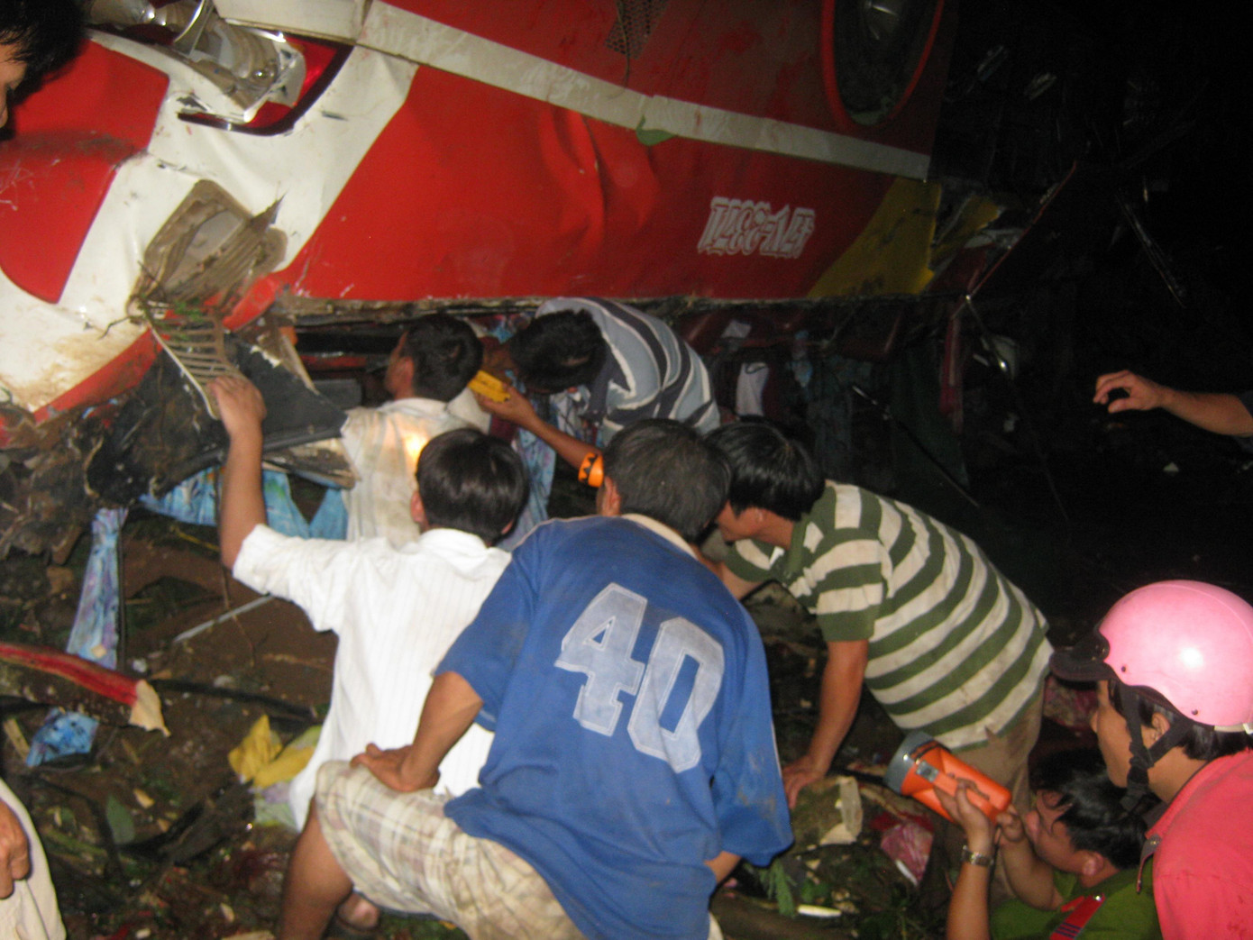 Người dân đang nỗ lực đưa một nạn nhân mắc kẹt sau xe ra ngoài