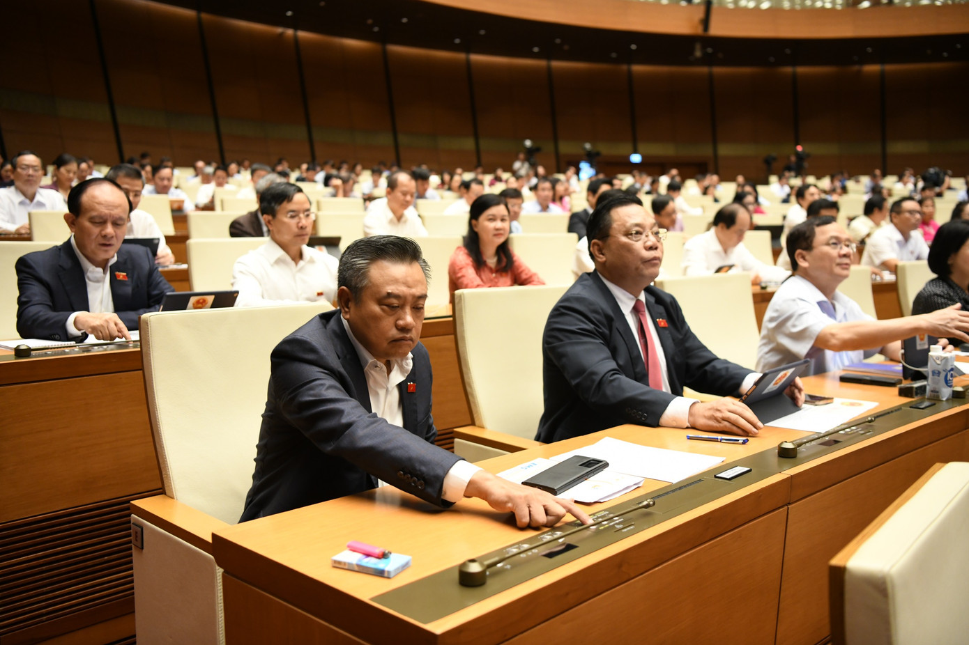 Đại biểu Quốc hội ấn nút thông qua Luật Thủ đô sửa đổi. Ảnh: Như Ý. Đại biểu Quốc hội ấn nút thông qua Luật Thủ đô sửa đổi. Ảnh: Như Ý.