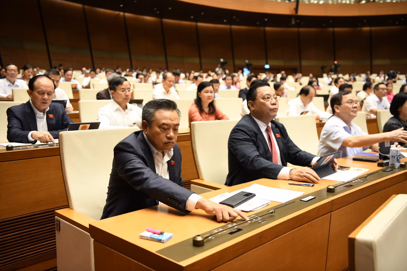 Đại biểu Quốc hội ấn nút thông qua Luật Thủ đô sửa đổi. Ảnh: Như Ý.