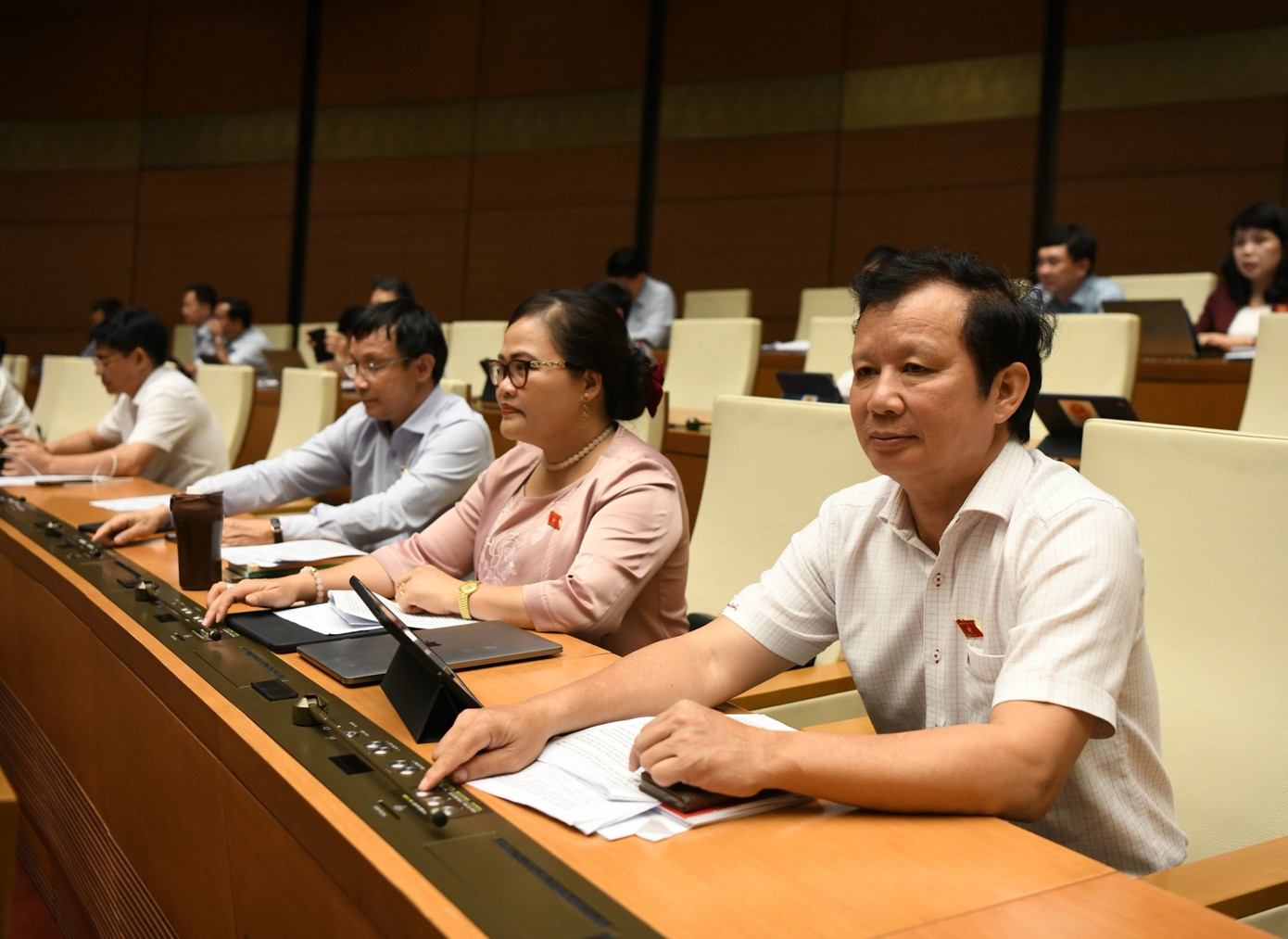 Quốc hội biểu quyết thông qua nghị quyết. Ảnh: Như Ý