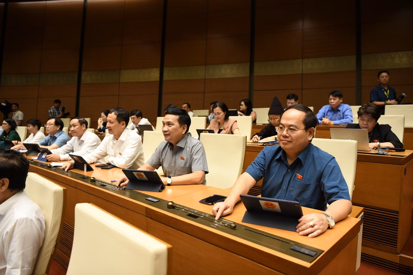 Quốc hội biểu quyết thông qua dự thảo Nghị quyết. Ảnh: Như Ý.