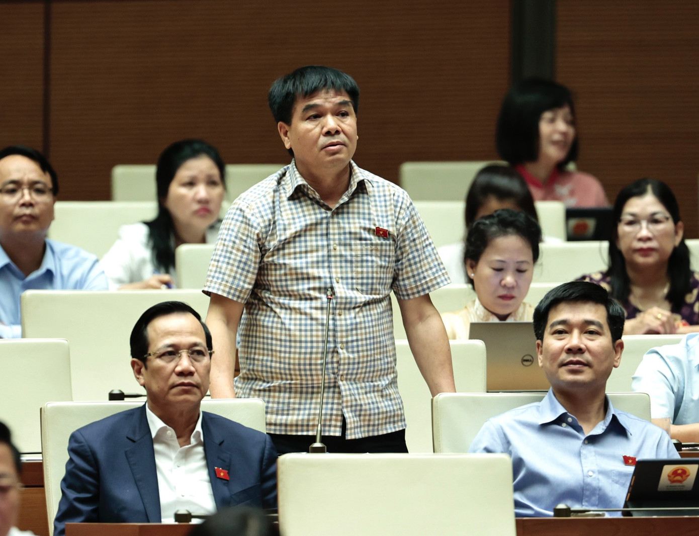 Đại biểu Quốc hội Nguyễn Hữu Toàn chất vấn. Ảnh Như Ý