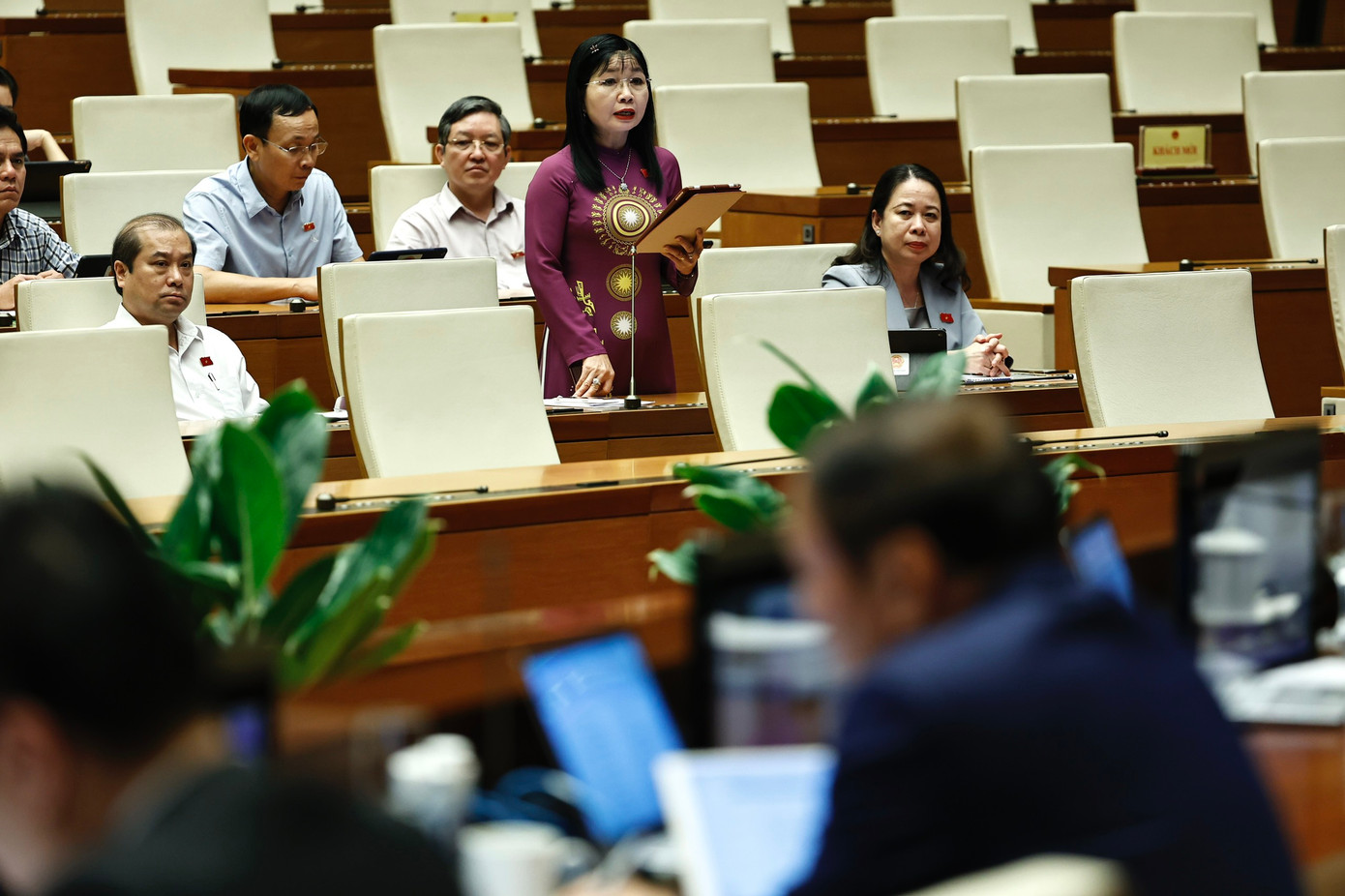 Bộ trưởng Bộ VHTT&DL Nguyễn Văn Hùng tiếp tục trả lời chất vấn đầu giờ sáng nay. Ảnh Như Ý Bộ trưởng Bộ VHTT&DL Nguyễn Văn Hùng tiếp tục trả lời chất vấn đầu giờ sáng nay. Ảnh Như Ý