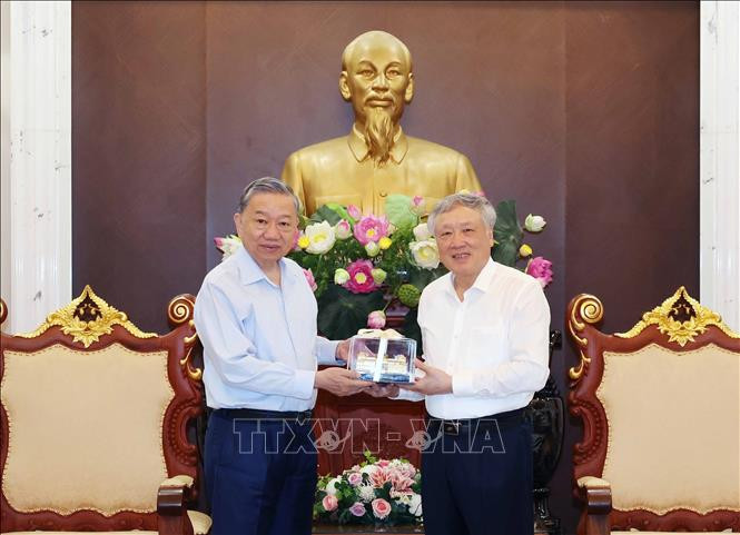 Chánh án Toà án nhân dân Tối cao Nguyễn Hoà Bình tặng Chủ tịch nước Tô Lâm mô hình trụ sở TAND tối cao. Ảnh: TTXVN Chánh án Toà án nhân dân Tối cao Nguyễn Hoà Bình tặng Chủ tịch nước Tô Lâm mô hình trụ sở TAND tối cao. Ảnh: TTXVN