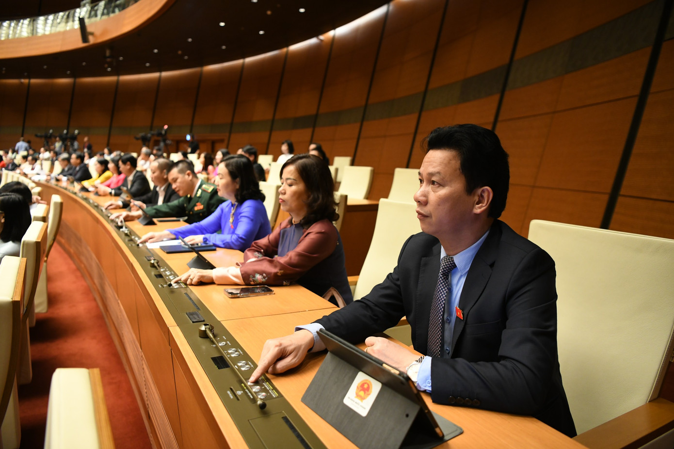 Quốc hội biểu quyết thông qua dự án luật ngày 29/6. (Ảnh: Như Ý)