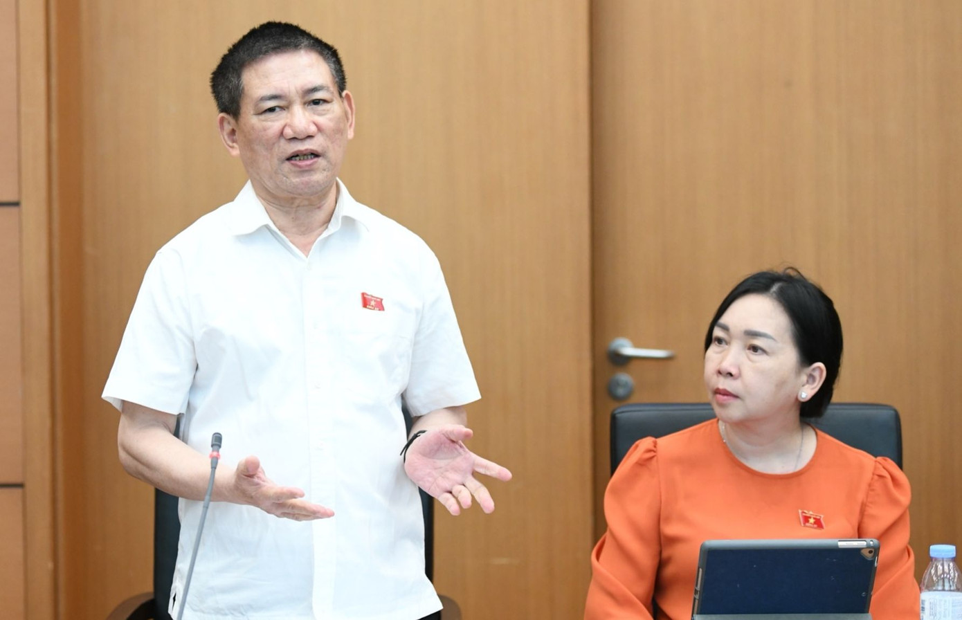 Bộ trưởng Bộ Tài chính Hồ Đức Phớc tại phiên thảo luận ở tổ. Ảnh: Như Ý