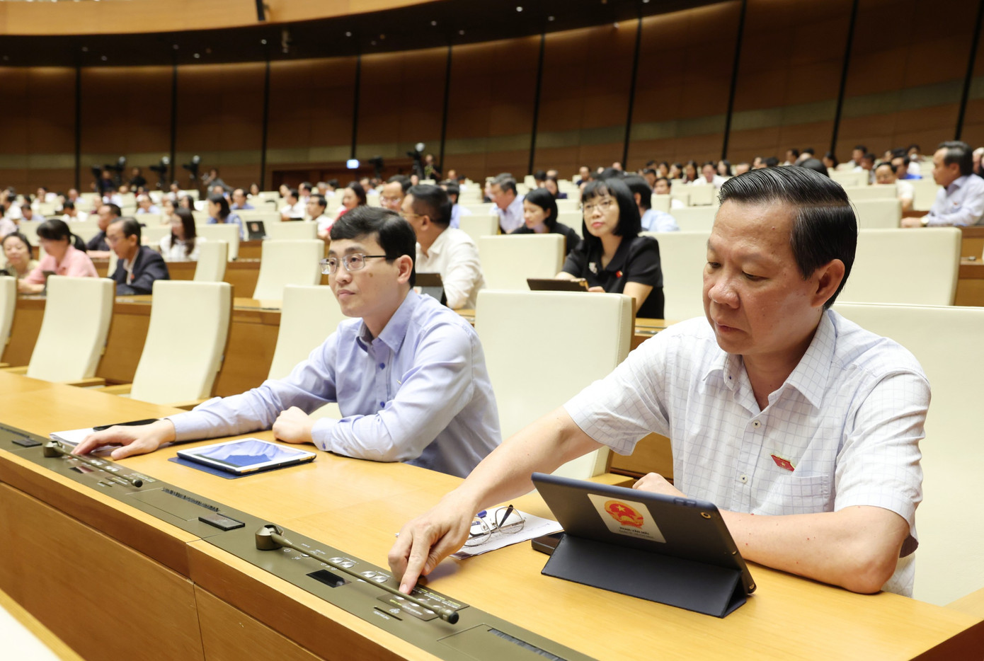 Các đại biểu Quốc hội biểu quyết thông qua dự thảo nghị quyết. Ảnh: Như Ý