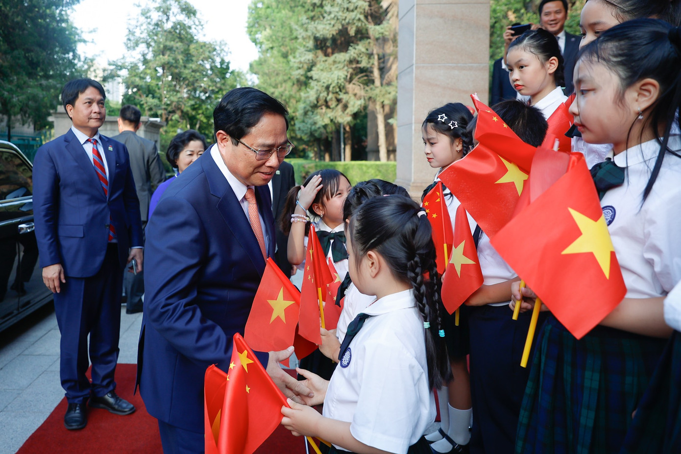 Thủ tướng Phạm Minh Chính và đoàn công tác thăm Đại sứ quán Việt Nam, gặp gỡ, động viên cán bộ, nhân viên các cơ quan đại diện, cơ quan thường trú Việt Nam tại Trung Quốc. (Ảnh: Nhật Bắc) Thủ tướng Phạm Minh Chính và đoàn công tác thăm Đại sứ quán Việt Nam, gặp gỡ, động viên cán bộ, nhân viên các cơ quan đại diện, cơ quan thường trú Việt Nam tại Trung Quốc. (Ảnh: Nhật Bắc)